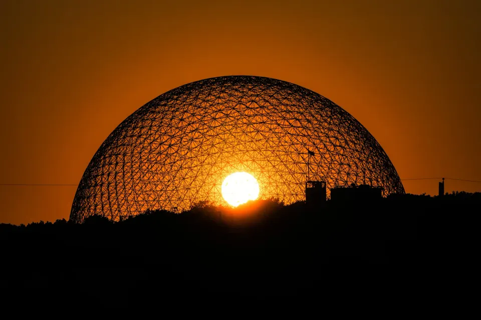 Dôme géodésique en silhouette au coucher du soleil