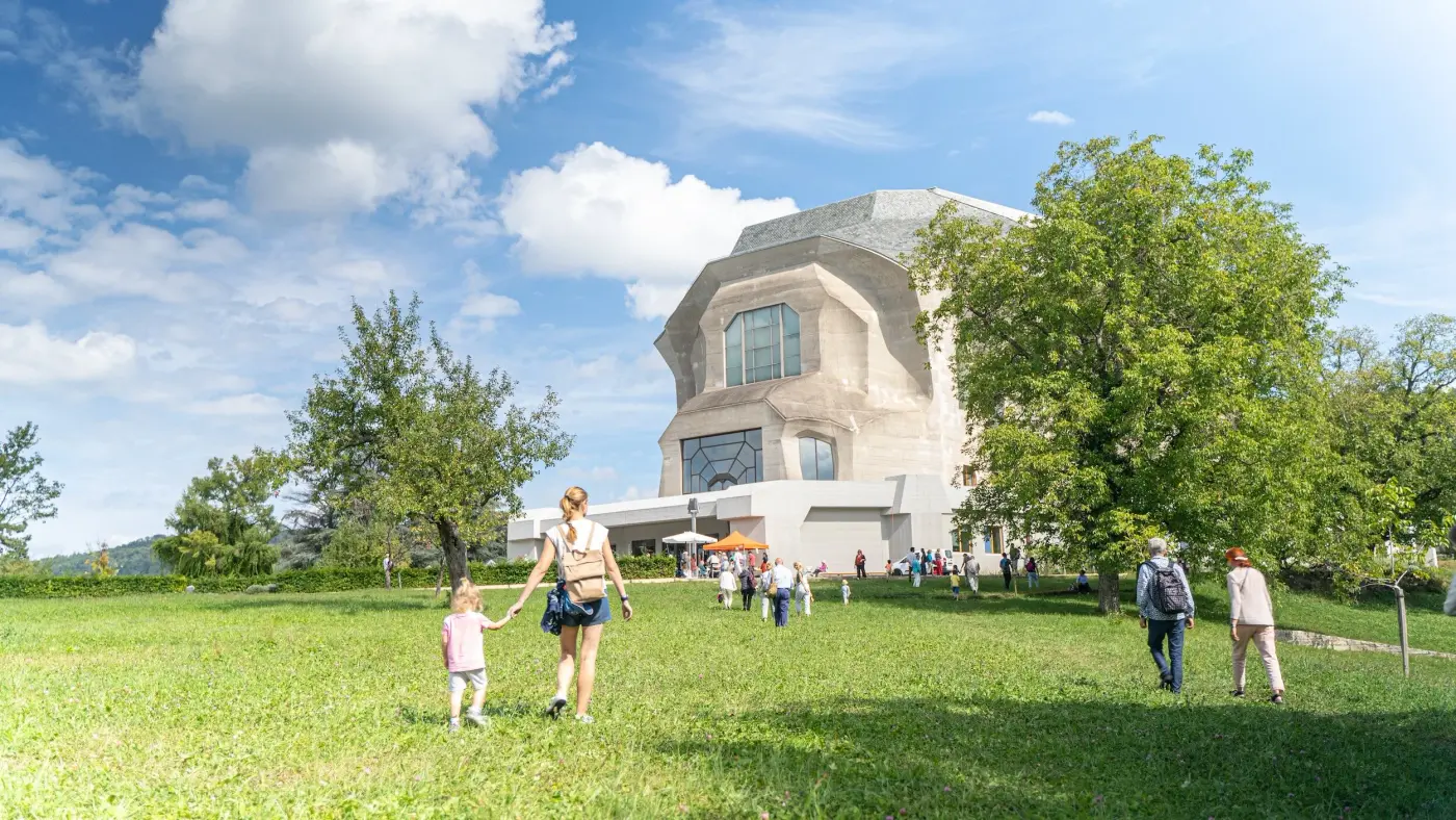 Goetheanum de Dornach vu depuis la pelouse, visiteurs