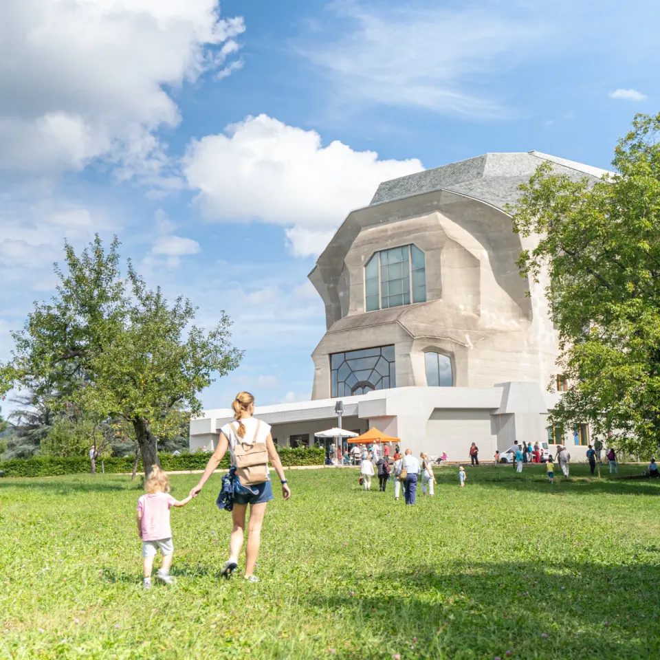 Goetheanum en été, femme et enfant sur la pelouse