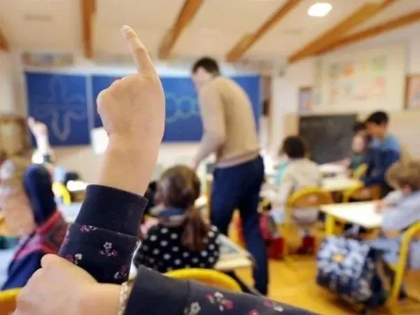 Enfant levant la main dans une salle de classe